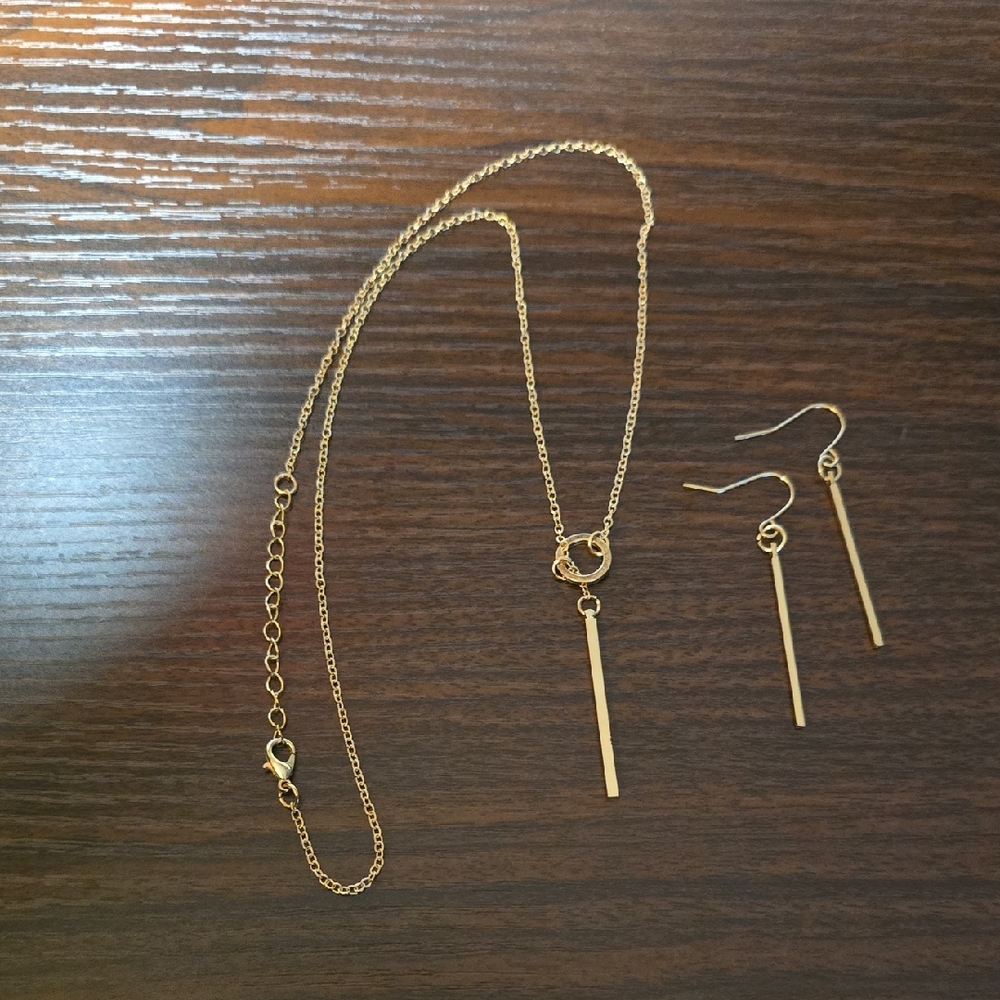 FASHION JEWELRY: Elegant Gold Necklace and Earring Set,NWOT